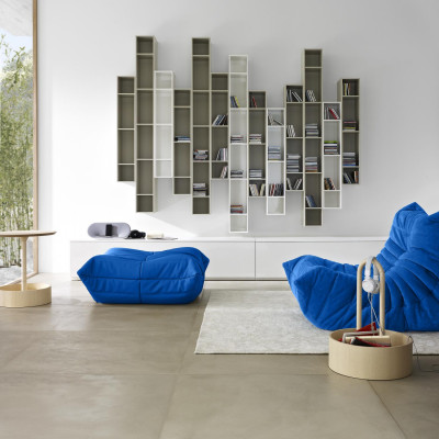 Un séjour avec du parquet, un radiateur, un tapis tissé à plat VINDERÖD, un canapé marron et un lampadaire SIMRISHAMN.