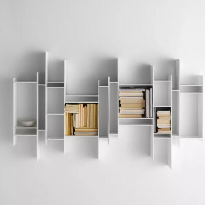 Un séjour avec du parquet, un radiateur, un tapis tissé à plat VINDERÖD, un canapé marron et un lampadaire SIMRISHAMN.