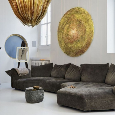 Un séjour avec du parquet, un radiateur, un tapis tissé à plat VINDERÖD, un canapé marron et un lampadaire SIMRISHAMN.