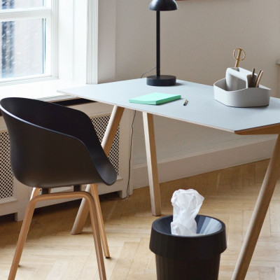 Un séjour avec du parquet, un radiateur, un tapis tissé à plat VINDERÖD, un canapé marron et un lampadaire SIMRISHAMN.