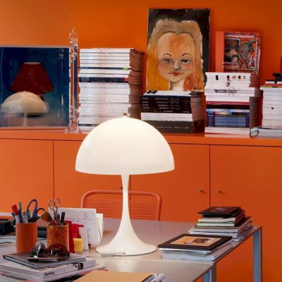 Un séjour avec du parquet, un radiateur, un tapis tissé à plat VINDERÖD, un canapé marron et un lampadaire SIMRISHAMN.