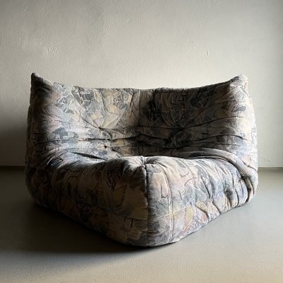 Un séjour avec du parquet, un radiateur, un tapis tissé à plat VINDERÖD, un canapé marron et un lampadaire SIMRISHAMN.