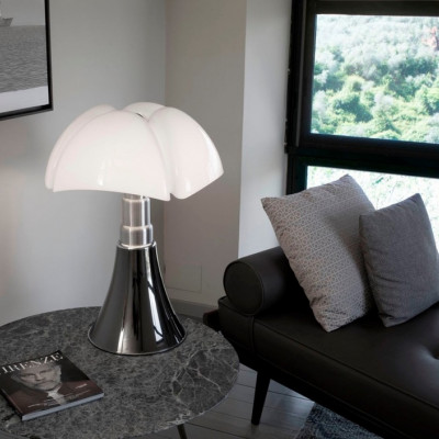 Un séjour avec du parquet, un radiateur, un tapis tissé à plat VINDERÖD, un canapé marron et un lampadaire SIMRISHAMN.